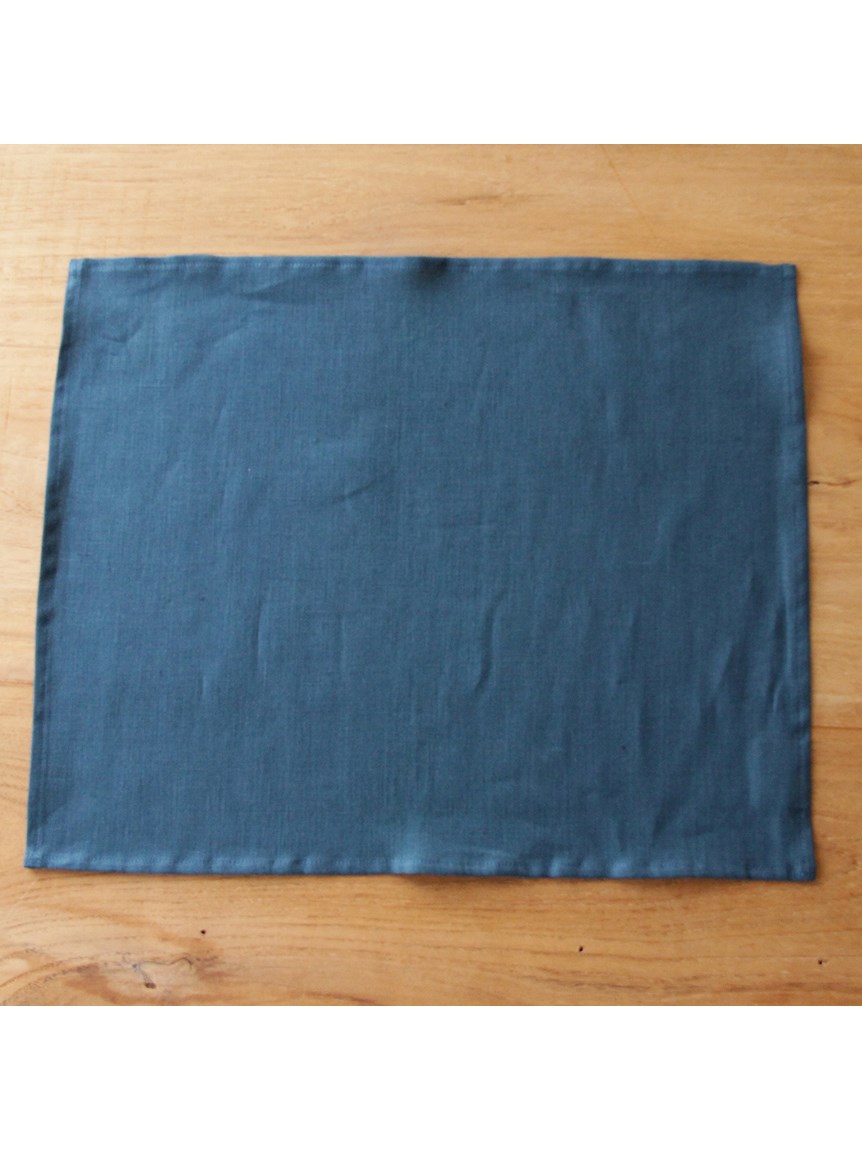 Maduオリジナルのカラーで染めたベラルーシリネンのテーブルクロス